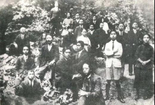 ▲1920年7月，蔡和森（后排右二）等部分新民学会会员及工学励进会会员在法国蒙达尔纪杜吉公园合影。湖南省档案馆 供图