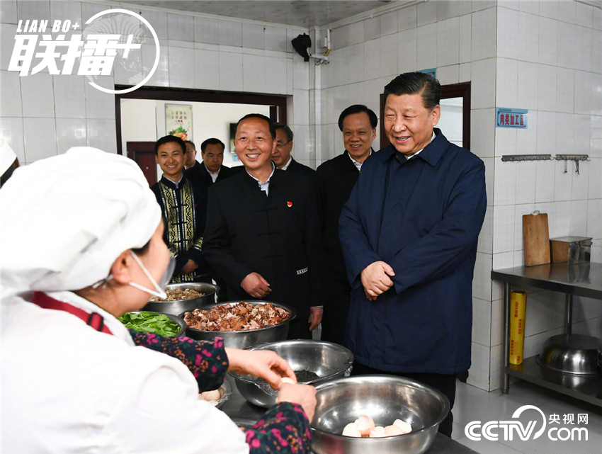 2019年4月15日，习近平在重庆考察时走进石柱土家族自治县中益乡小学师生食堂，了解贫困学生餐费补贴和食品安全卫生情况。