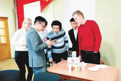 中俄青年交流论坛上，莫斯科大学中国留学生正和俄罗斯青年学生交流。莫斯科大学中国学生学者联合会供图