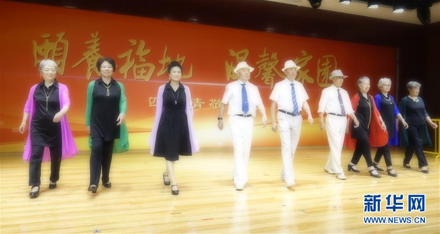 北京市海淀区四季青敬老院老年模特队在排练（8月9日摄）。新华社记者 李欣 摄