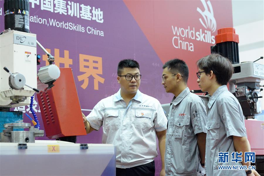 中国（天津）职业技能公共实训中心现代制造技术教研室主任王传龙在指导学员实训 （7月29日摄）。 新华社发