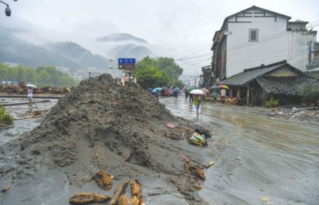 洪水过后:汶川县村民开起私家车 转运被困游客出山