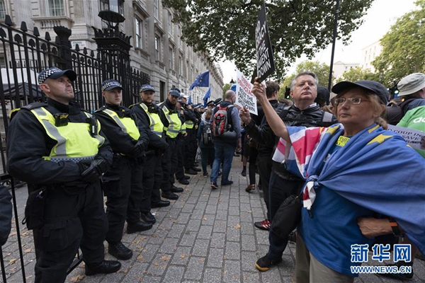 英首相安排议会休会引发抗议游行 唐宁街一度交通瘫痪