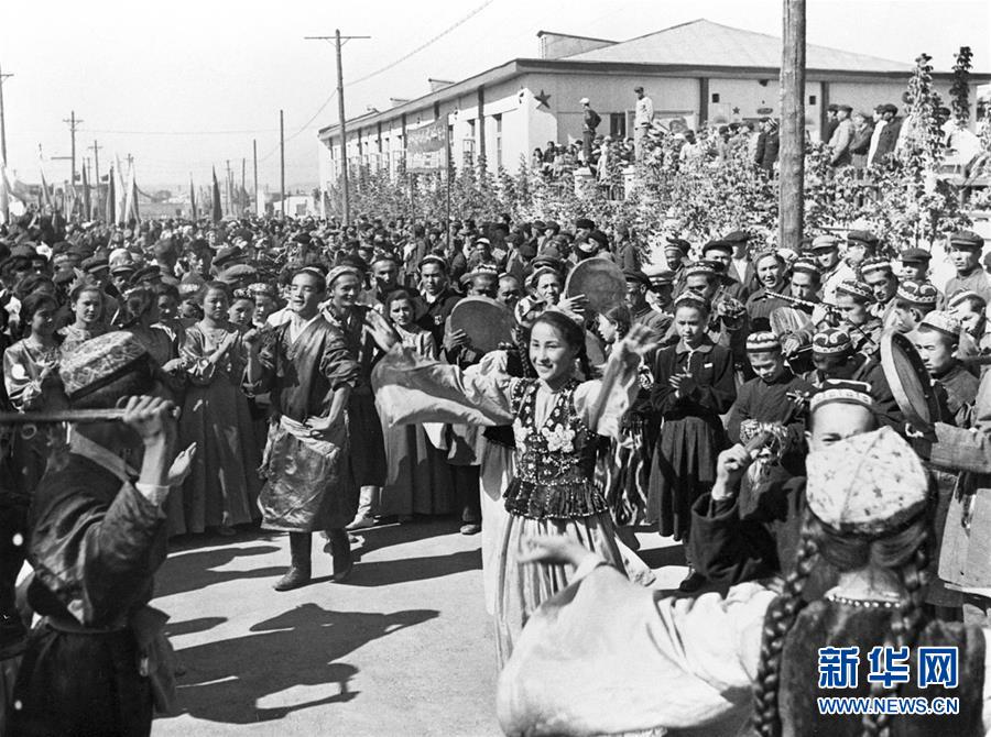 图为1955年10月1日，新疆各族人民欢庆新疆维吾尔自治区成立。新华社发