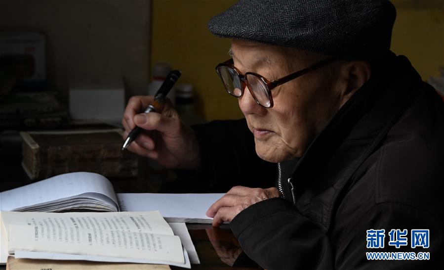 张富清在家里看书学习（3月31日摄）。 新华社记者 程敏 摄