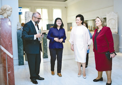 当地时间11月11日上午，国家主席习近平夫人彭丽媛在希腊总统夫人弗拉西娅陪同下参观位于雅典市中心的贝纳基博物馆。新华社记者 谢环驰摄