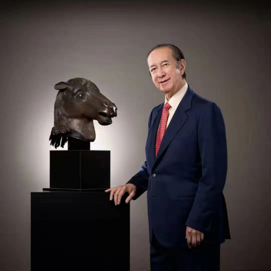 图为港澳知名企业家、爱国人士何鸿燊先生与“圆明园马首铜像”合影（国家文物局供图）