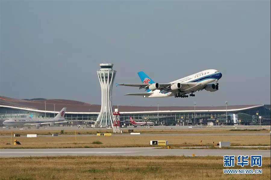 9月25日，中国南方航空公司的CZ3001次航班从北京大兴国际机场起飞。当日，北京大兴国际机场正式通航。新华社记者 鞠焕宗 摄