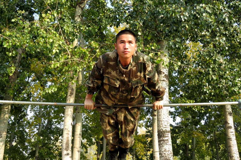 少数民族战士在身边 民族团结进步在心间