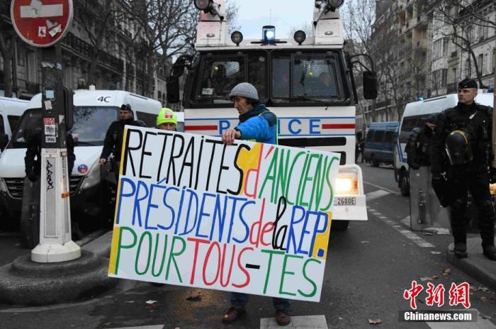 "在巴黎市中心的示威者。<a