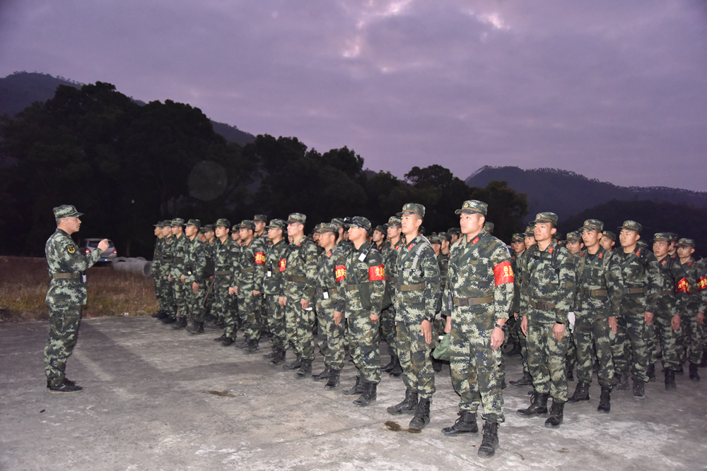 鏖战火魔砺尖兵 武警官兵筑忠诚