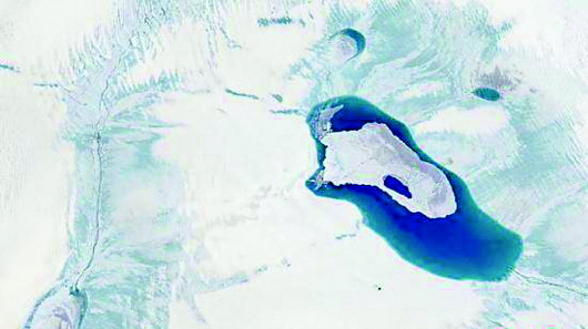 NASA卫星图显示:格陵兰冰盖变化惊人,湖泊遍布。