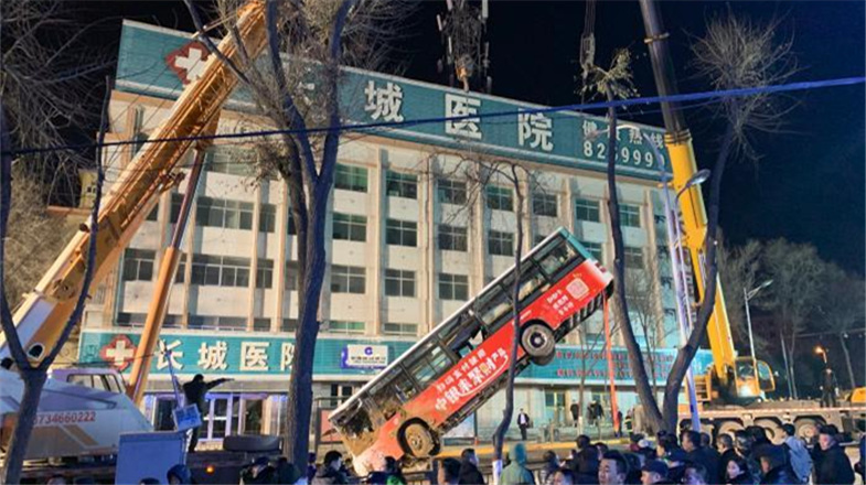 【8点见】西宁路面塌陷公交车掉入 失联人数上升至10人