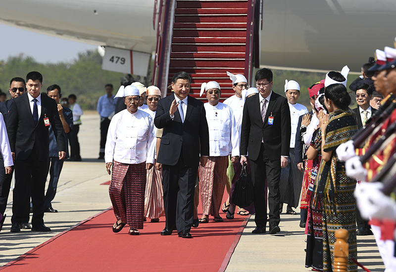当地时间1月17日下午，国家主席习近平乘专机抵达内比都国际机场，开始对缅甸联邦共和国进行国事访问。习近平抵达时，缅甸第一副总统敏瑞率多名内阁部长在舷梯旁热情迎接。
