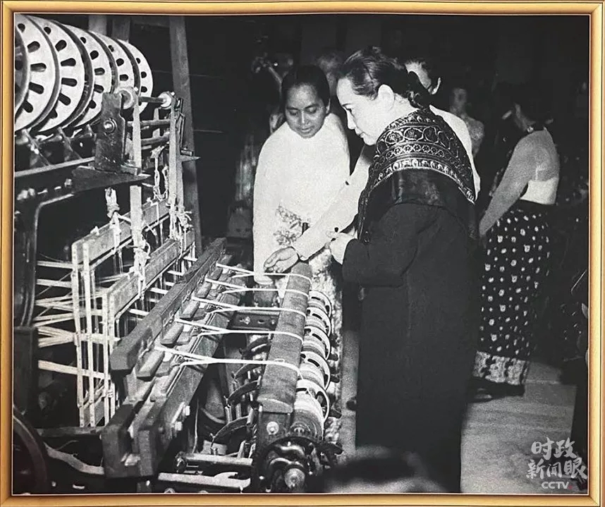 △庆祝中缅建交70周年图片展展出了宋庆龄1956年访问缅甸参观纺织研究所的照片，陪同她的白衣女士就是昂山素季的母亲都庆枝。那一年，昂山素季约11岁。