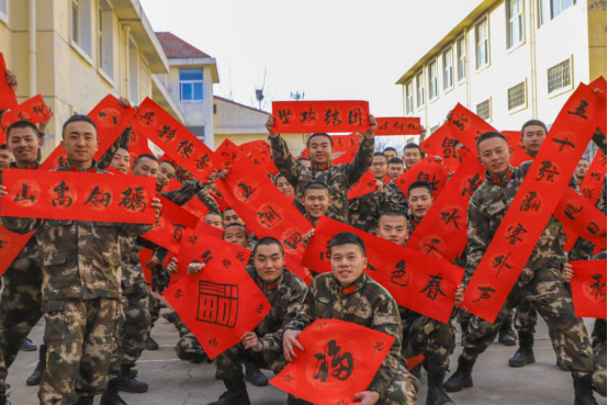 【新春走基层】武警“兵味”春联幸福爆棚 这份浓浓祝福请收下