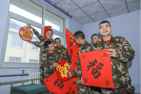 【新春走基层】武警“兵味”春联幸福爆棚 这份浓浓祝福请收下