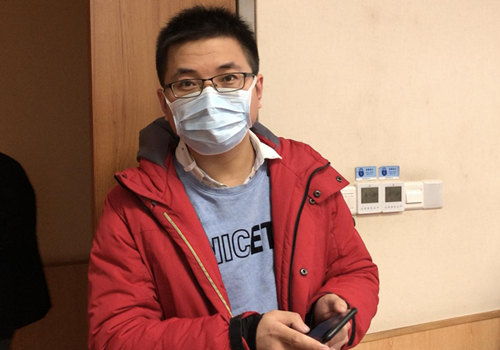 图为临行前还在交接工作的感染性疾病科医师王小辉