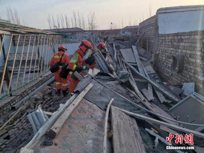 1月19日，新疆伽师县境内发生6.4级地震。图为救援人员帮助村民转移物资。王小军 秦晓壮