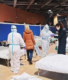 来自武昌区的第一批轻症患者被陆续转送至武昌“方舱医院”