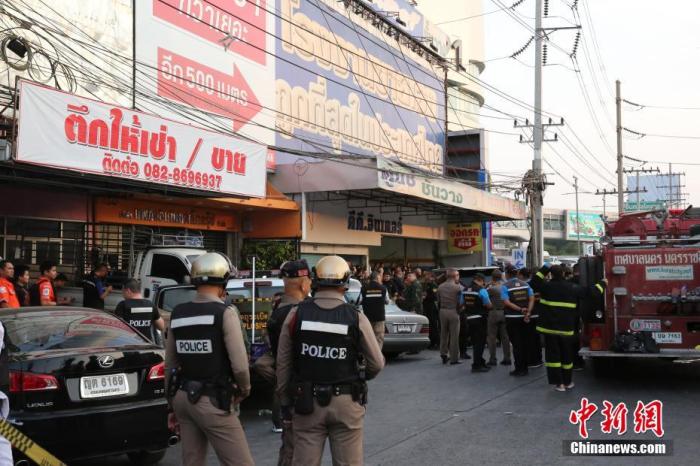 2月9日，泰国军警在枪手藏身的商场附近戒备。泰国军方当日上午宣布，呵叻府枪击事件凶手已被击毙。军方最新认定，凶手一共开枪杀死了20人，并致42人受伤。中新社记者 王国安 摄