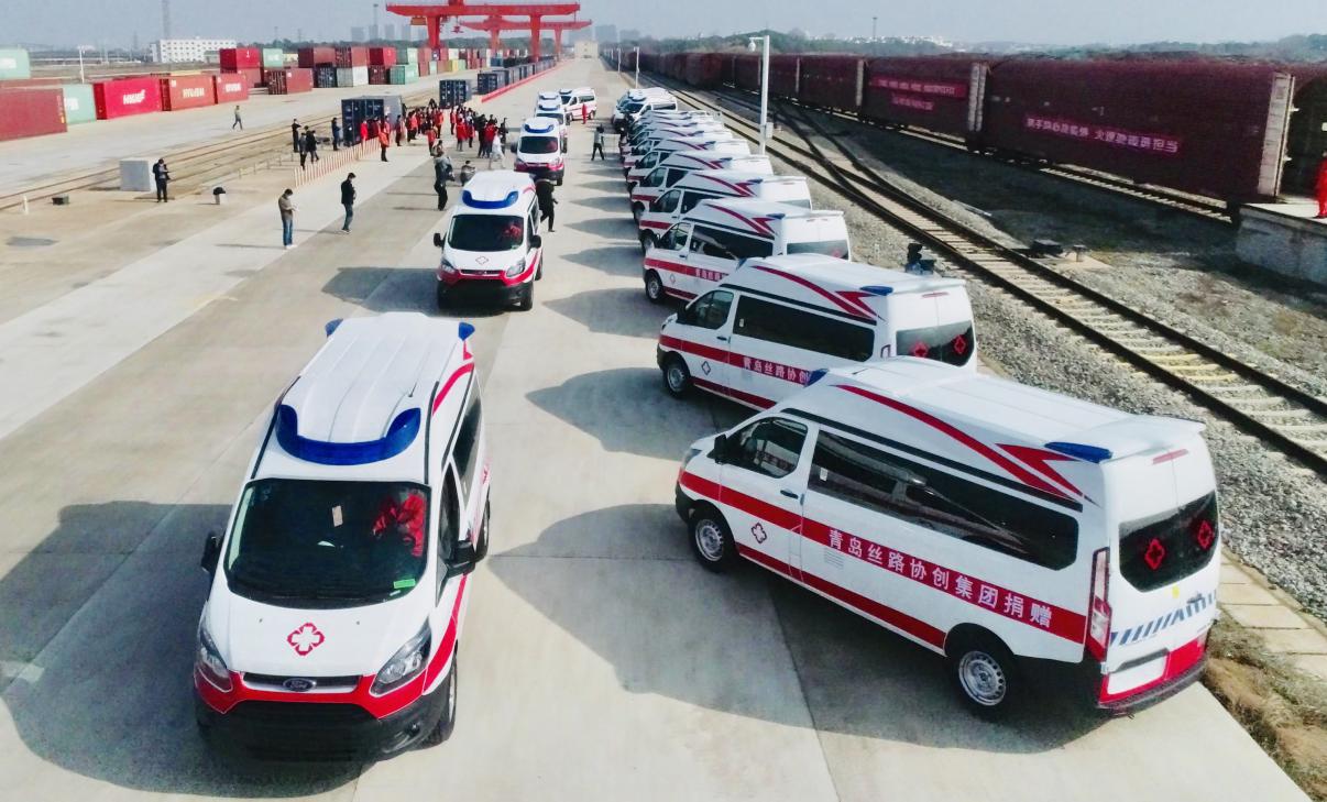 国内首批用专列发往武汉的负压救护车