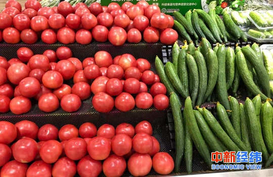 超市货架上的西红柿、黄瓜。中新经纬 张猛 摄