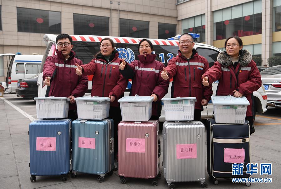 河北省第一批赴鄂抗疫医疗队的几名党员在出发前为自己的队伍加油鼓劲（1月26日摄）。  新华社记者 牟宇 摄