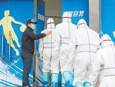 2月12日，在武汉全民健身中心方舱医院里，武汉市公安局江岸区分局战“疫”突击队队员们正在执勤。突击队共41人，平均年龄36岁。张武军 应后威摄影报道