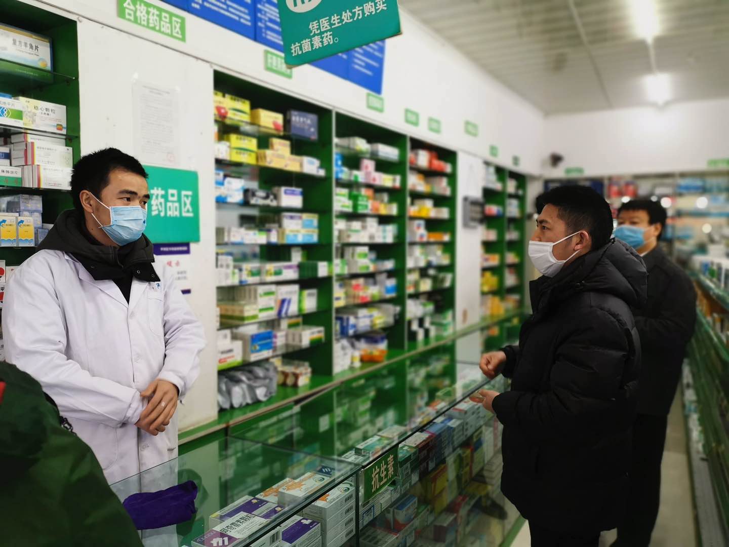 　　贵州安顺分行走访当地药店，了解融资需求。