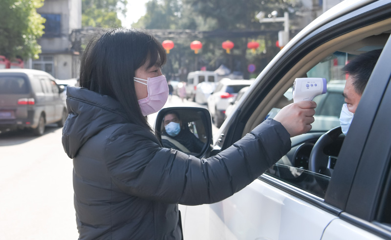 　　武汉市武昌区首义路街大东门社区对出入者进行体温检测排查（2月9日摄）。新华社记者 程敏 摄