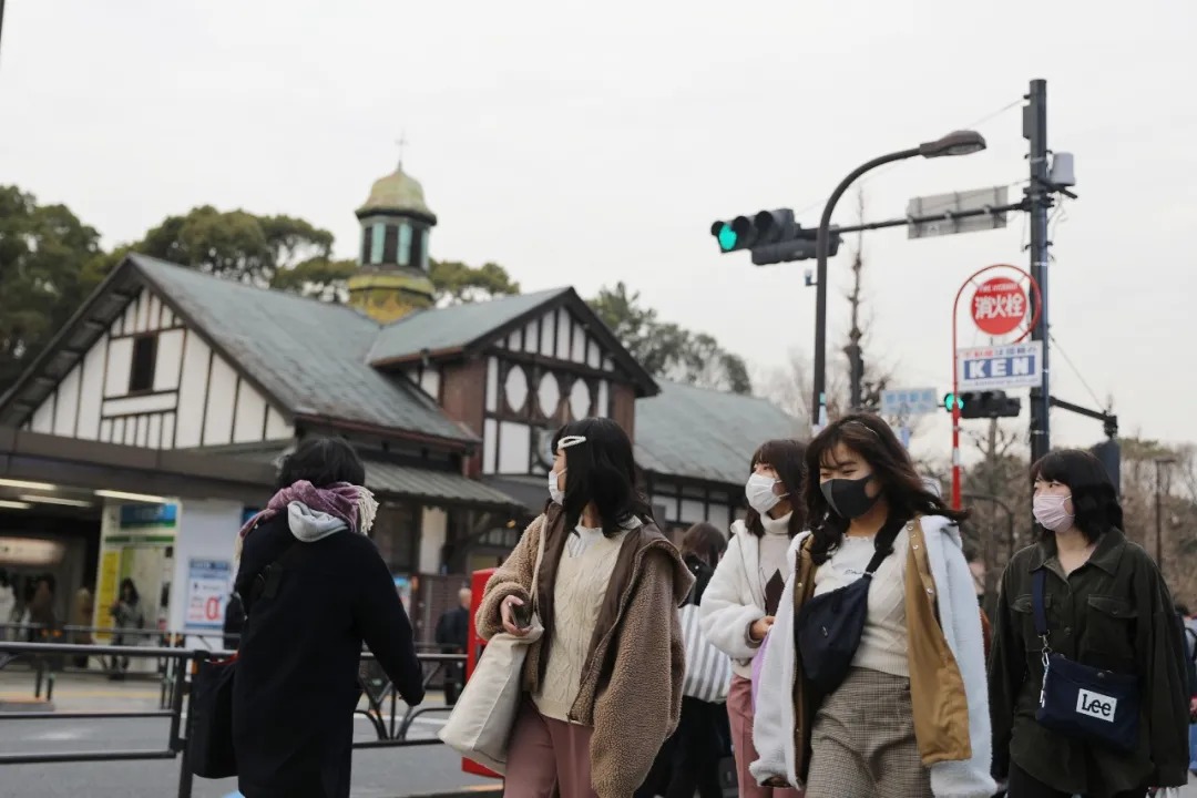 2月25日，在日本东京，人们戴口罩出行。新华社记者 杜潇逸 摄