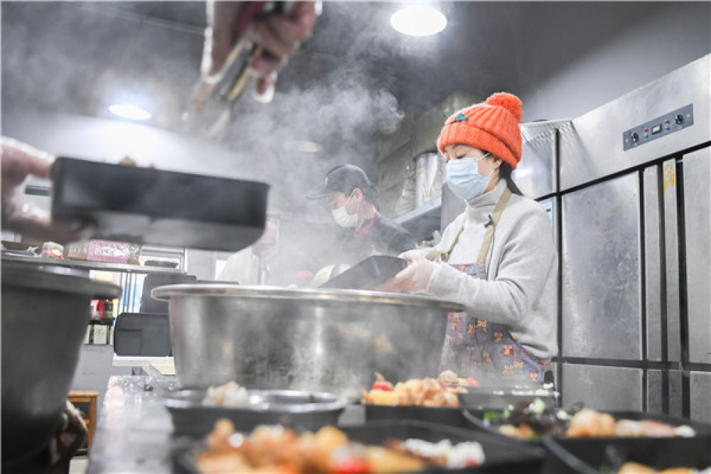 「守望相助」守望相助，坚忍不拔——致敬武汉战“疫”中千千万万个平凡英雄