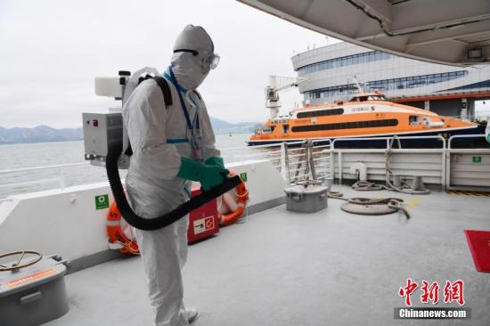 资料图：疾控防疫工作人员在高速客船上消杀。中新社记者 陈文 摄