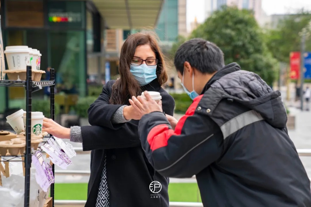 『上海』上海街头的这一幕太暖！