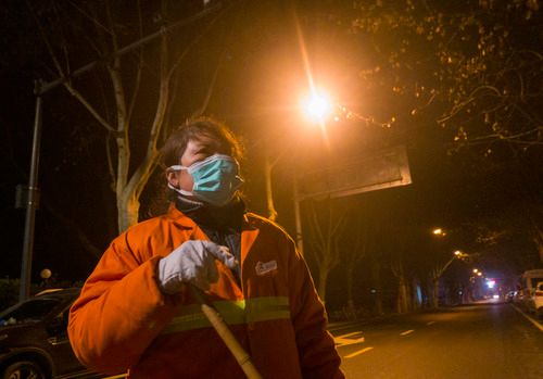 2月3日清晨，一名江岸环卫集团工作人员在武汉市六合路接受记者采访。新华社记者 才扬 摄