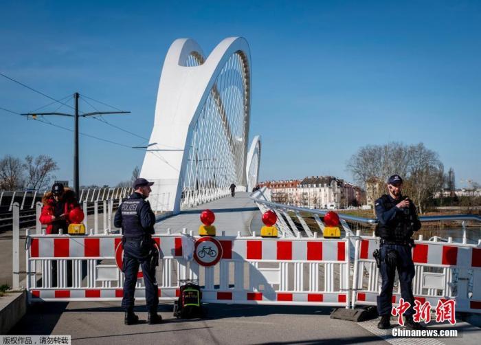 当地时间3月16日，德国警务人员在凯尔莱茵河的法国/德国边境守卫一座已经关闭的桥梁。