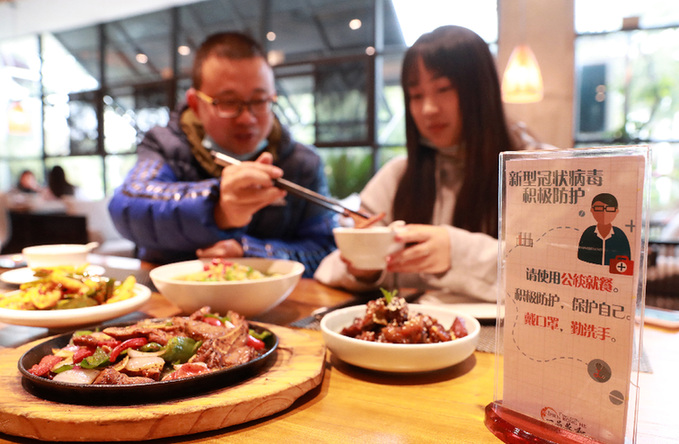 在四川省彭州市一家菜馆，食客使用公筷为朋友夹菜。新华社 罗国杨 摄