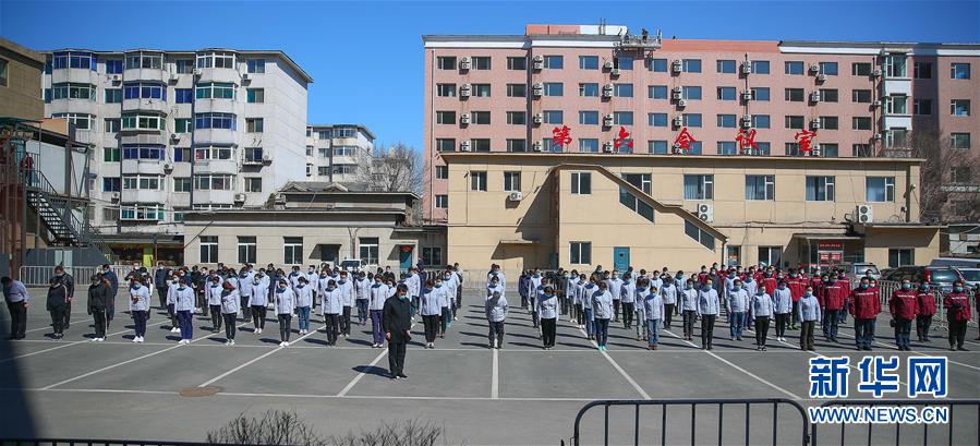 4月4日，在沈阳市工会大厦隔离点，辽宁援鄂医疗队队员在默哀。