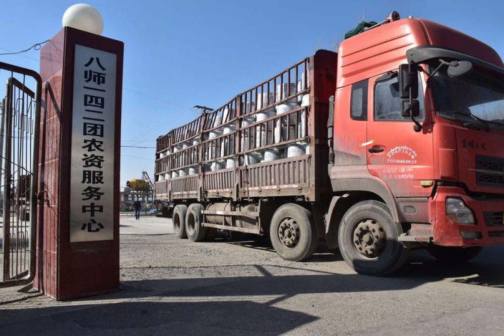 新疆生产建设兵团第八师一四二团的运输车开出农资服务中心，将农资送往农民家里（3月28日摄）。 新华社记者 高晗 摄