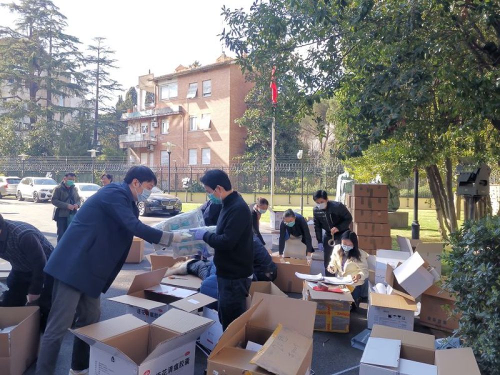 3月25日，在意大利罗马，中国驻意大利大使馆工作人员将准备寄给留学生们的健康包打包分装。（新华社发）