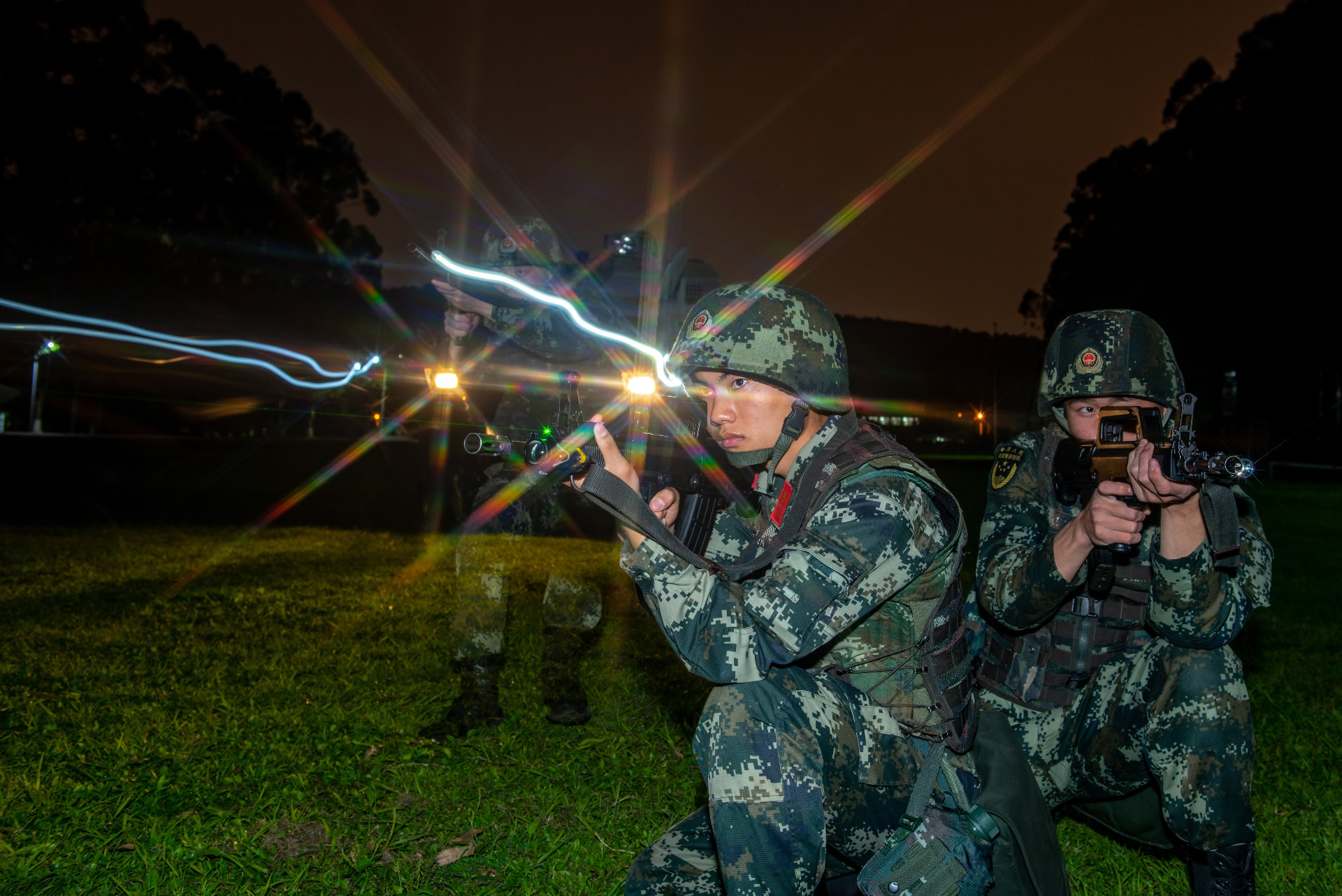 夜间：绷紧备战打仗这根弦：夜间反恐演练 锤炼打赢能力