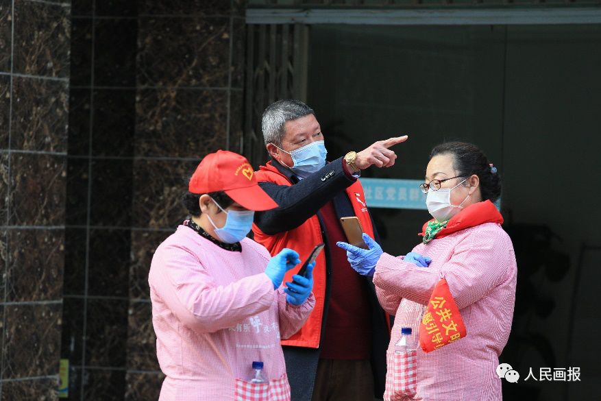 社区志愿者肖红英，李幼华，廖青芝（从左到右）。廖青芝说：“主席来看我们，我们看见了曙光，看到了希望。”