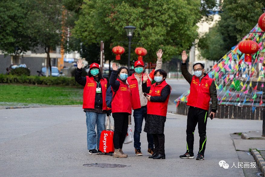 东湖新城社区的志愿者们向记者挥手示意。
