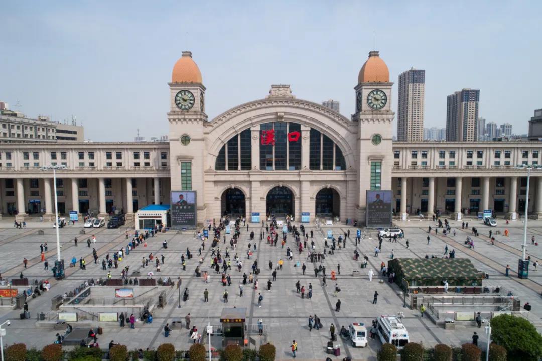 4月8日，乘客在汉口火车站排队进站。当日零时起，武汉市正式解除离汉离鄂通道管控措施，有序恢复对外交通。新华社记者　肖艺九　摄