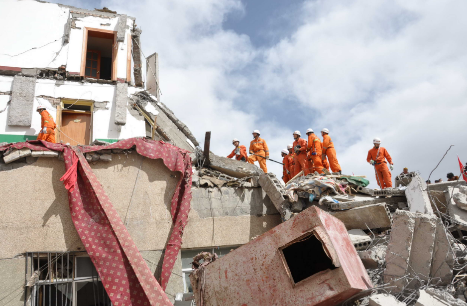 2010年4月15日，四川消防铁军官兵在玉树地震灾区搜救。新华社发（肖洪环　摄）