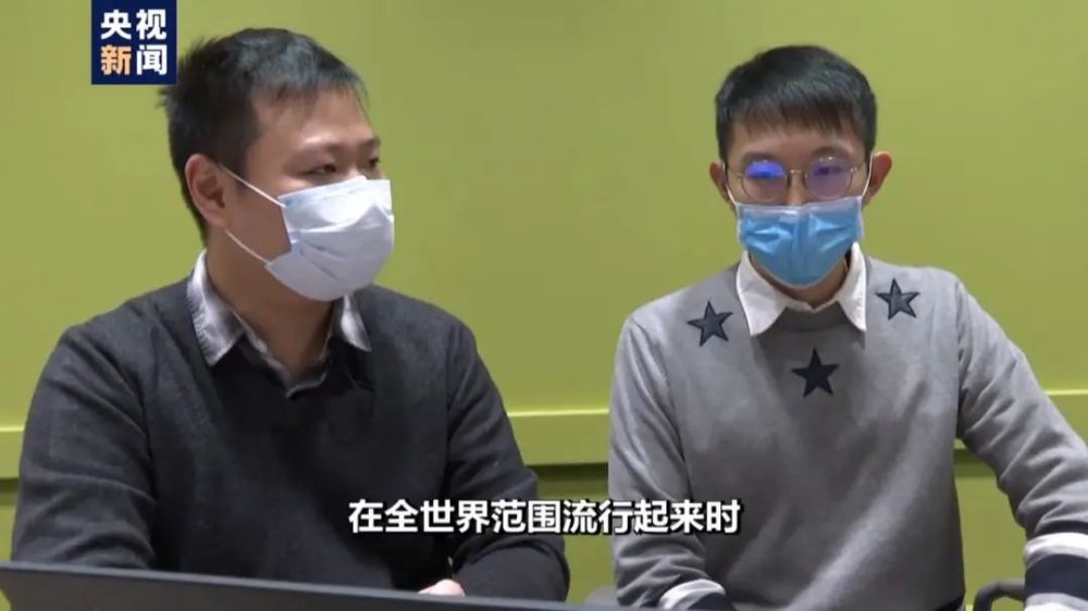 ↑两名“操盘”的中国博士生董恩盛（左）和杜鸿儒