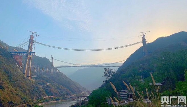 桥梁建设@创下多项桥梁建设纪录！世界首座纯铁路悬索桥主缆架设完成