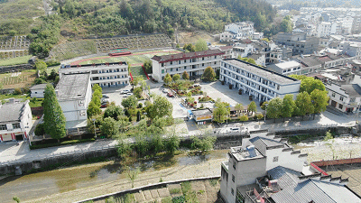 △中心小学已有百年历史，1907年始称“锦屏书院”，1998年更名为“老县镇中心小学”。（总台央视记者赵振凯、刘海涛、文豪、徐波拍摄）