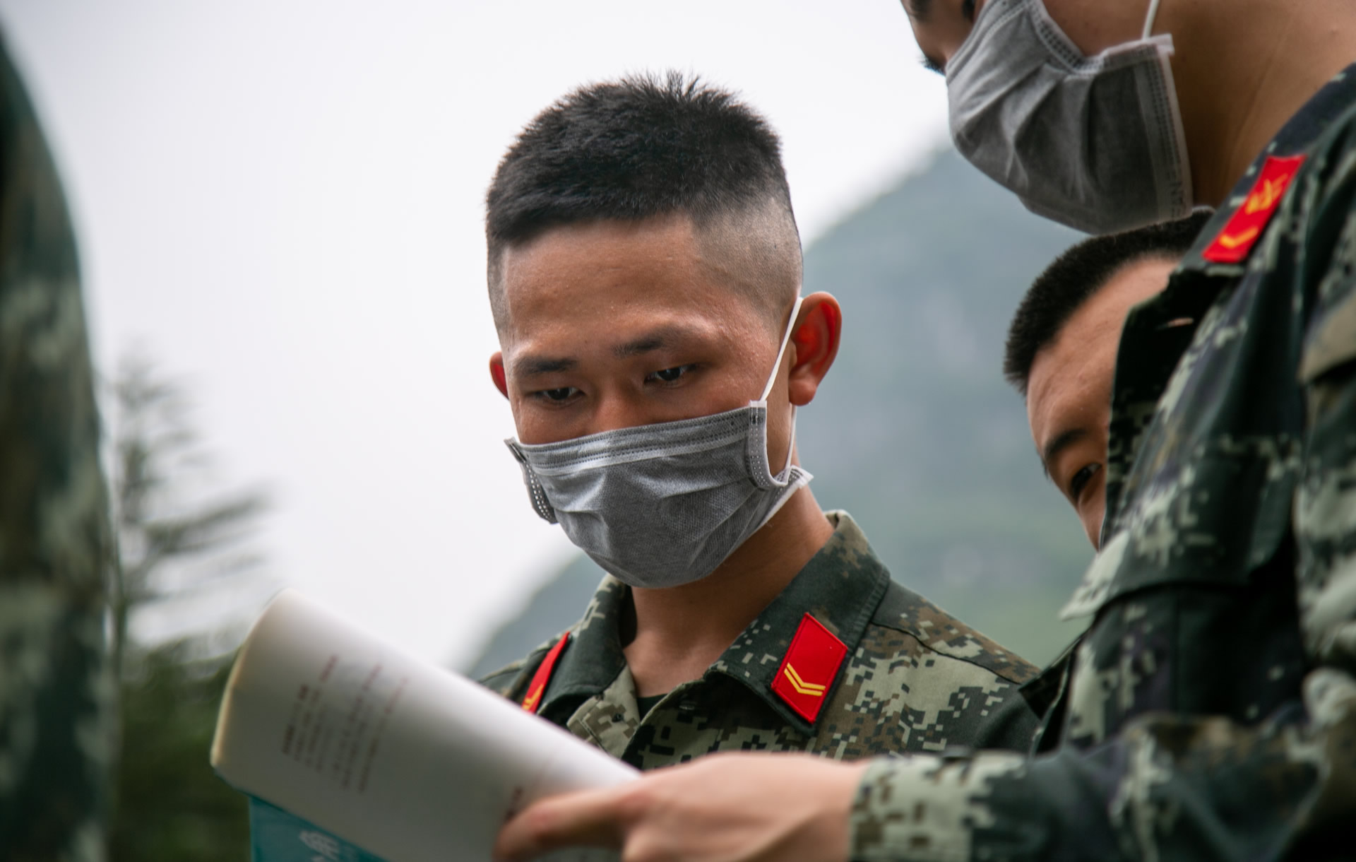 [书香]书香进军营 武警官兵迎接“世界读书日”